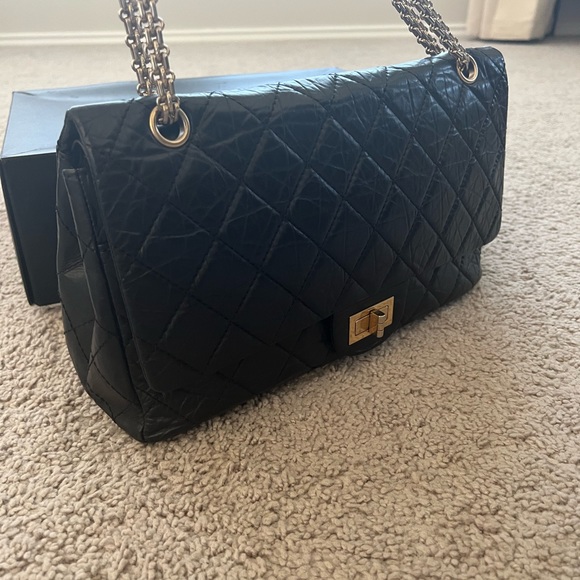 Authentic vintage Chanel maxi reissue Aged Calfskin & Gold-Tone Metal
Black - Picture 7 of 9